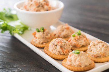 ton balıklı kraker ile yayıldı