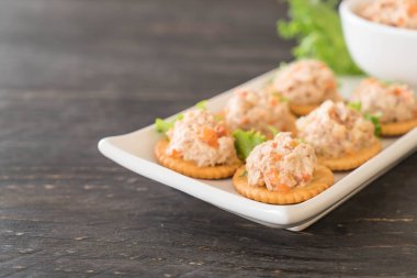 ton balıklı kraker ile yayıldı