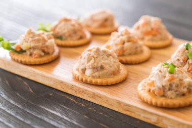 ton balıklı kraker ile yayıldı