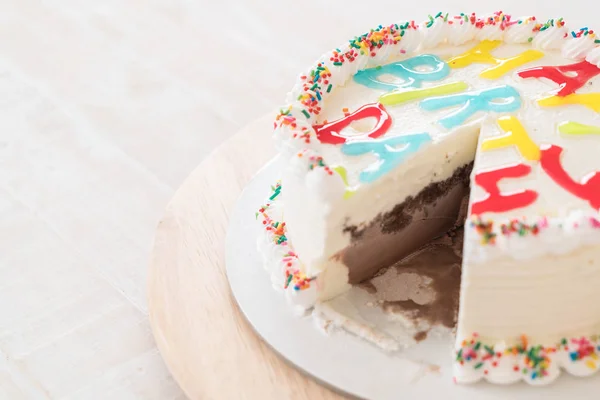 La mulți ani tort pe masă — Fotografie, imagine de stoc