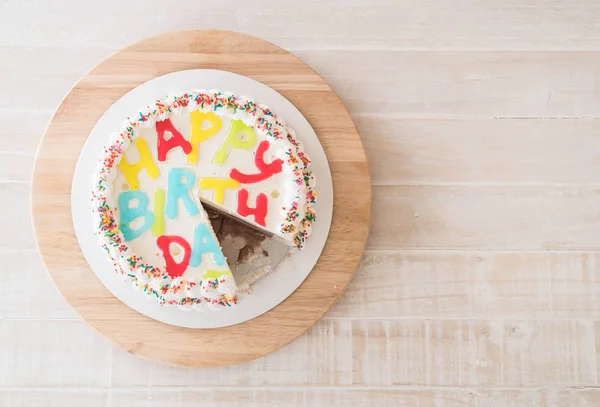 З днем народження торт на столі — стокове фото