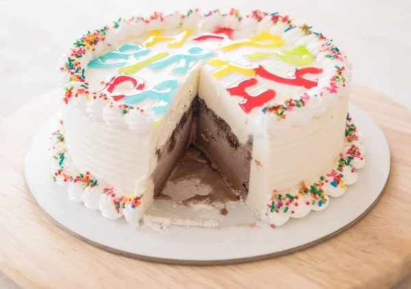 Pastel de cumpleaños feliz en la mesa — Foto de Stock