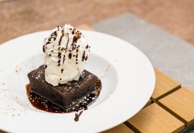 Brownie Sundae vanilyalı dondurma bir kepçe ile