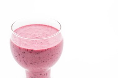 karışık meyveli yoğurt smoothies ile