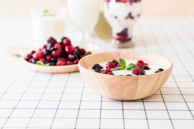 karışık meyveli Yoğurtlu