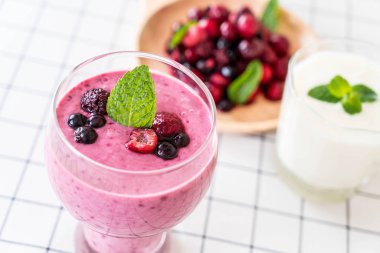 karışık meyveli yoğurt smoothies ile