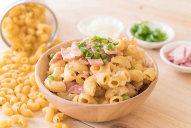 makarna peynir ve jambon