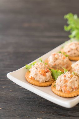 ton balıklı kraker ile yayıldı