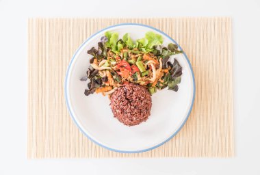 Berry pirinç tavada kızartılmış soya protein ve fesleğen ile 