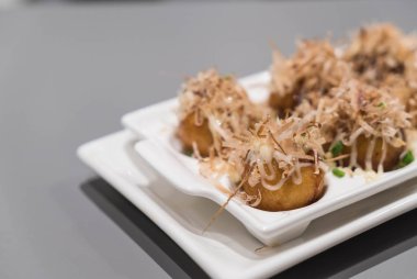 Beyaz tabakta takoyaki