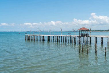 Tahta sahilde denize giden yolu yürüyüş