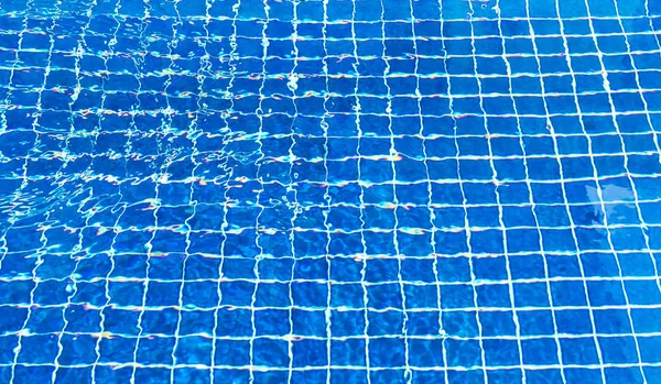 Wasser in Schwimmbad gerissen — Stockfoto