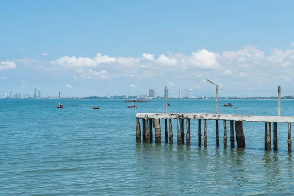 Tahta sahilde denize giden yolu yürüyüş