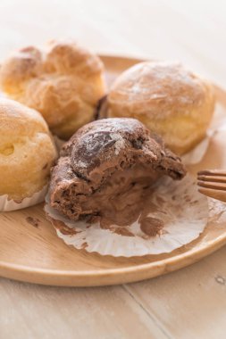 kremalı pasta plaka üzerinde