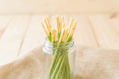 yeşil çay aromalı bisküvi sopayla