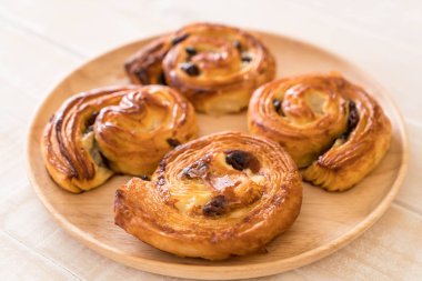 tarçınlı üzümlü rulo