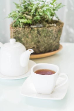 Çay fincanı masanın üstünde.