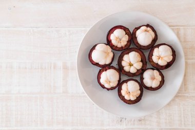 ahşap üzerine taze mangosteen