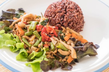 Berry pirinç tavada kızartılmış soya protein ve fesleğen ile 