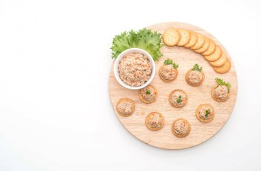 ton balıklı salata kraker ile