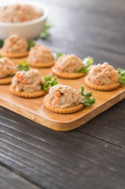 ton balıklı kraker ile yayıldı