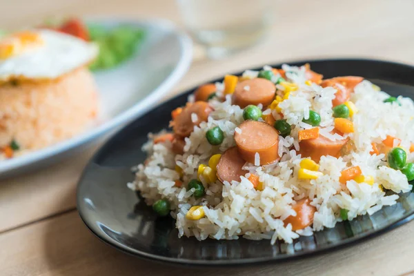 Жареный рис с колбасой — стоковое фото