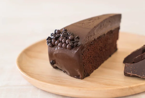 Шоколадный торт на дереве — стоковое фото