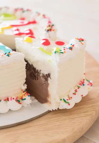 La mulți ani tort pe masă — Fotografie, imagine de stoc