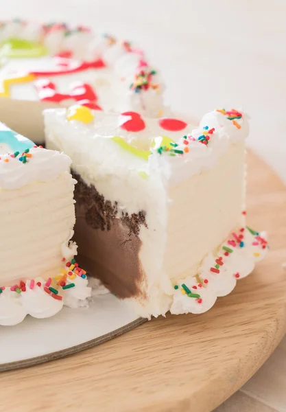 Bolo de aniversário feliz na mesa — Fotografia de Stock