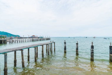 Tahta sahilde denize giden yolu yürüyüş