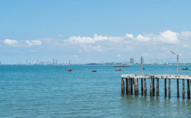 Tahta sahilde denize giden yolu yürüyüş
