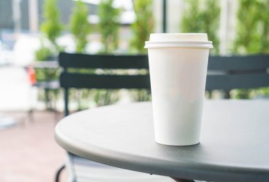 Kahve dükkanında kahve fincanı.