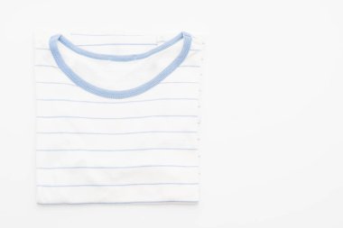 gömlek. beyaz üzerine katlanmış t-shirt 