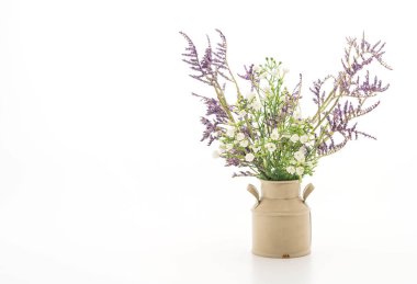 Cam vazo içinde sunulan Statice ve caspia çiçek