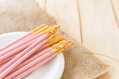 çilek aromalı bisküvi sopayla