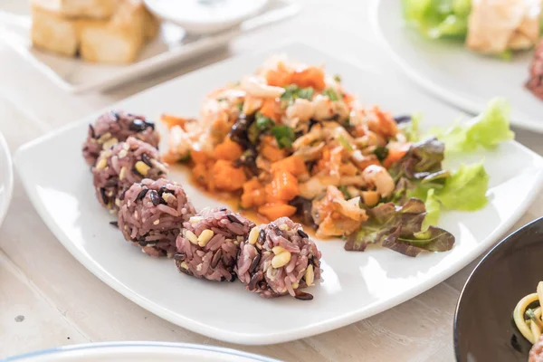 Salát pikantní vegan s lepkavá rýže berry a obilí — Stock fotografie