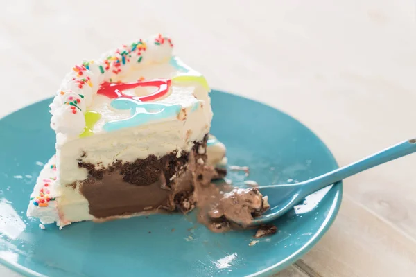 お誕生日おめでとうアイス クリーム ケーキ — ストック写真