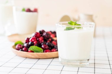 karışık meyveli Yoğurtlu