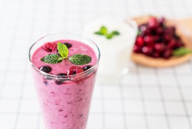 karışık meyveli yoğurt smoothies ile