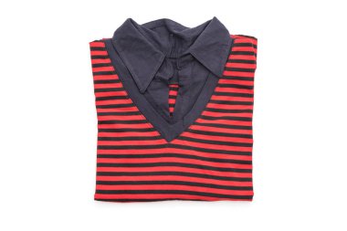 gömlek. beyaz üzerine katlanmış t-shirt 