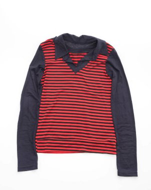 gömlek. beyaz üzerine katlanmış t-shirt 