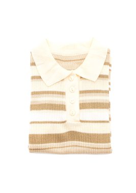 gömlek. beyaz üzerine katlanmış t-shirt 