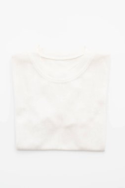 gömlek. beyaz üzerine katlanmış t-shirt 