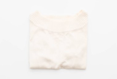 gömlek. beyaz üzerine katlanmış t-shirt 