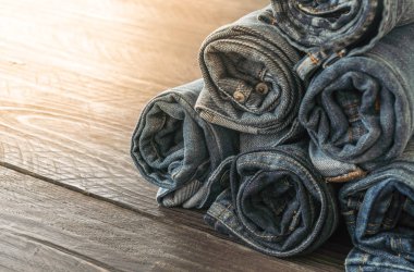 jeans giyim tahtaya yığınları 