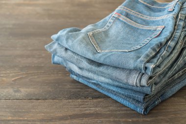 jeans giyim tahtaya yığınları 