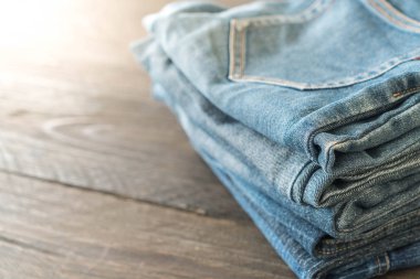 jeans giyim tahtaya yığınları 
