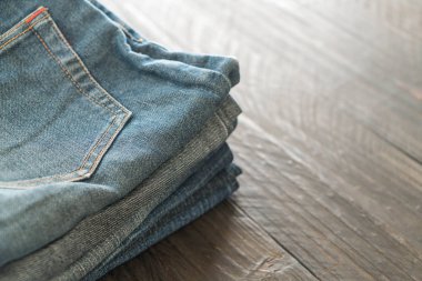 jeans giyim tahtaya yığınları 