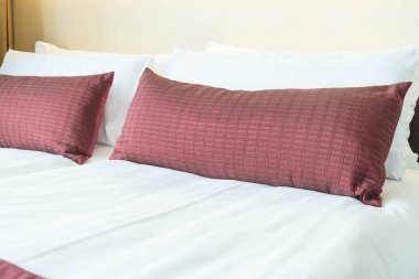 Yatak odasının iç tarafında yastık ve yatak dekorasyonu.