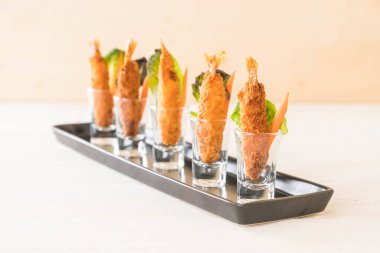  ahşap üzerine meyilli kızarmış karides